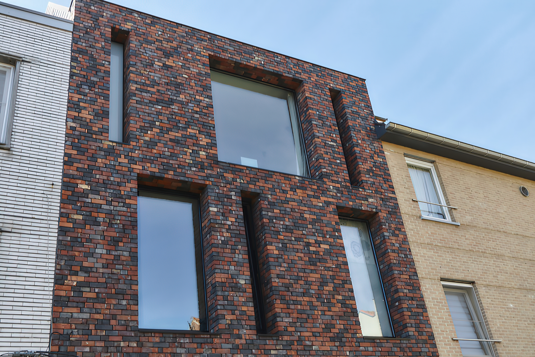 Moderne rijwoning met zwarte aluminium ramen