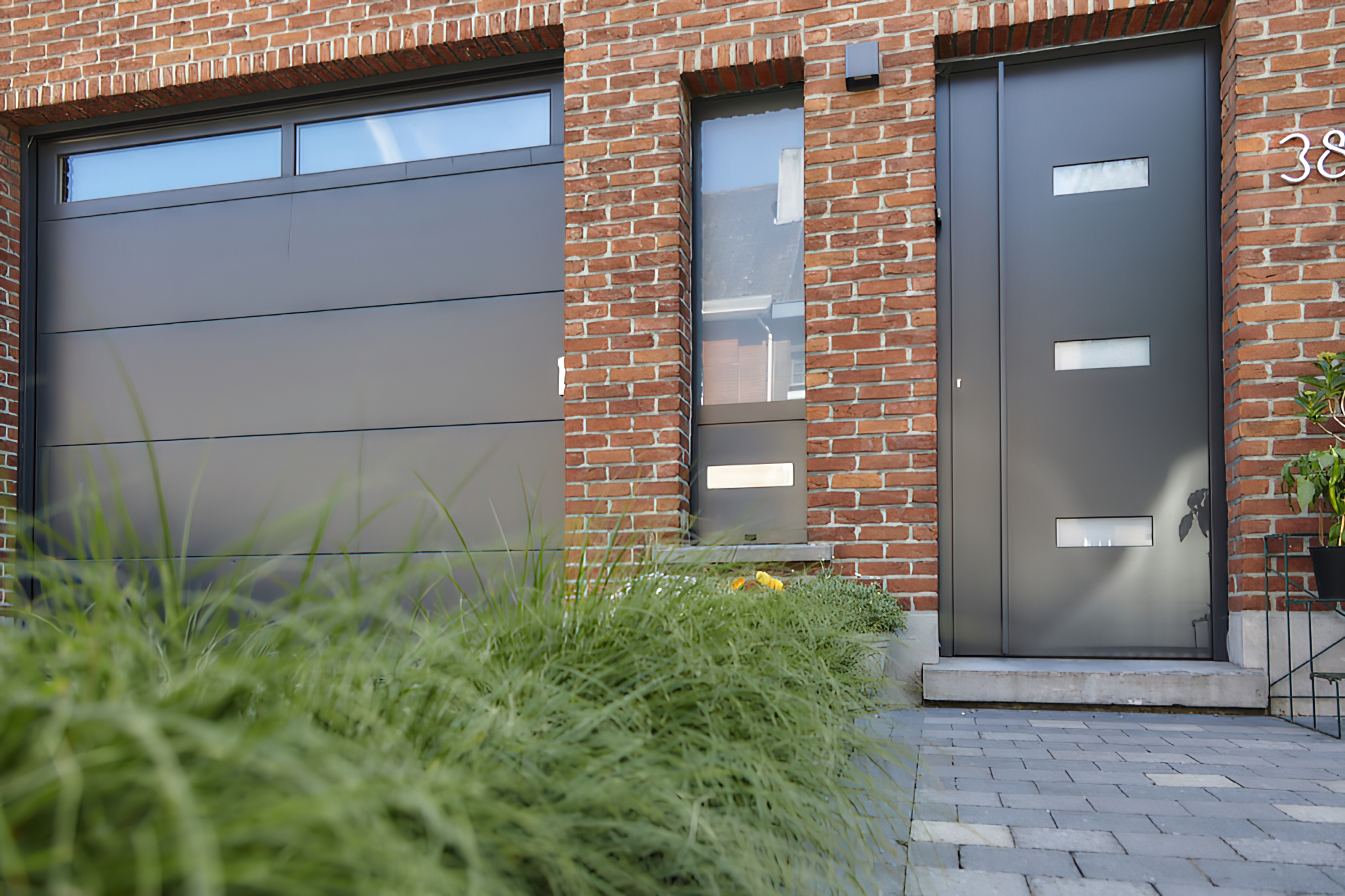 Stadswoning met aluminium voordeur en garagepoort