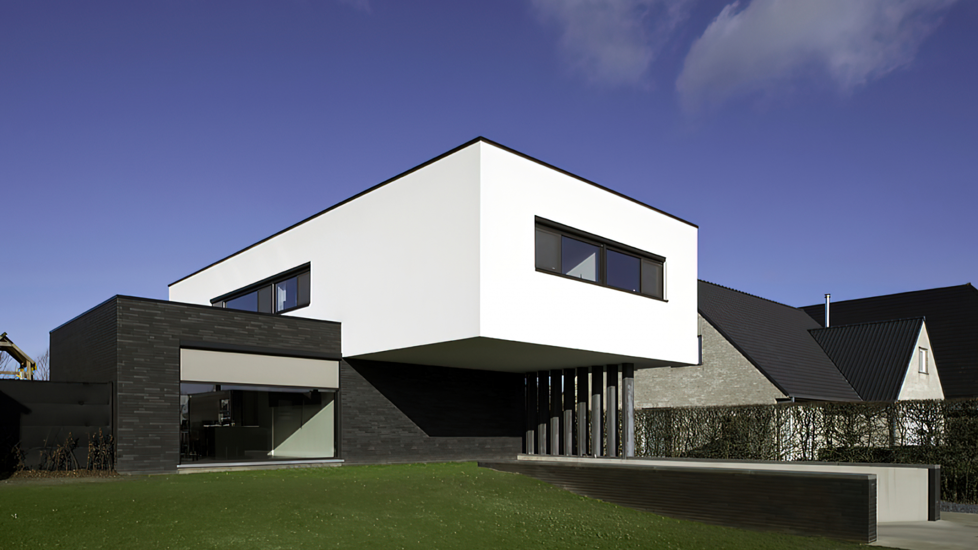 Moderne villa met grote ramen en doekzonwering