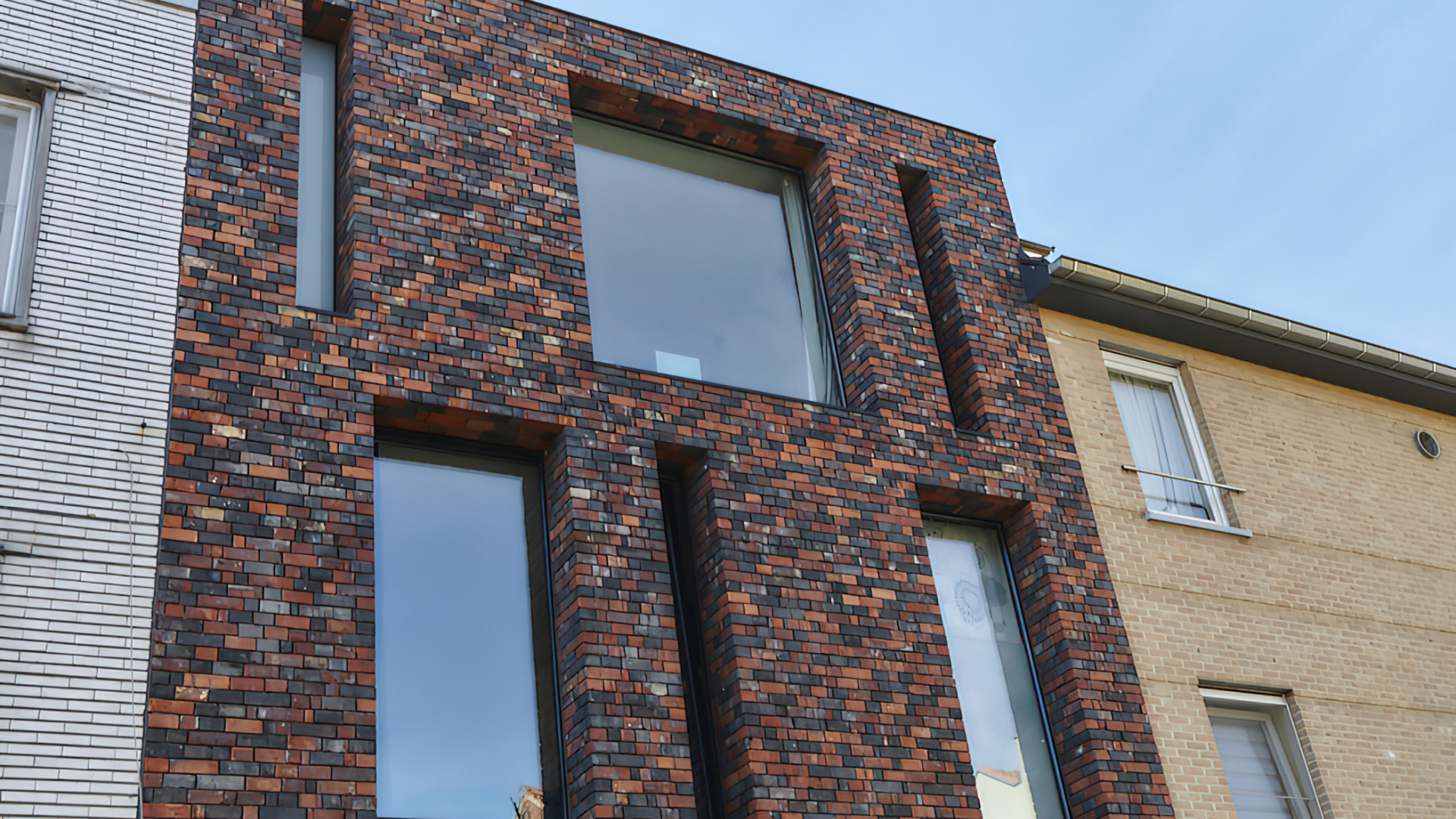 Moderne rijwoning met zwarte aluminium ramen