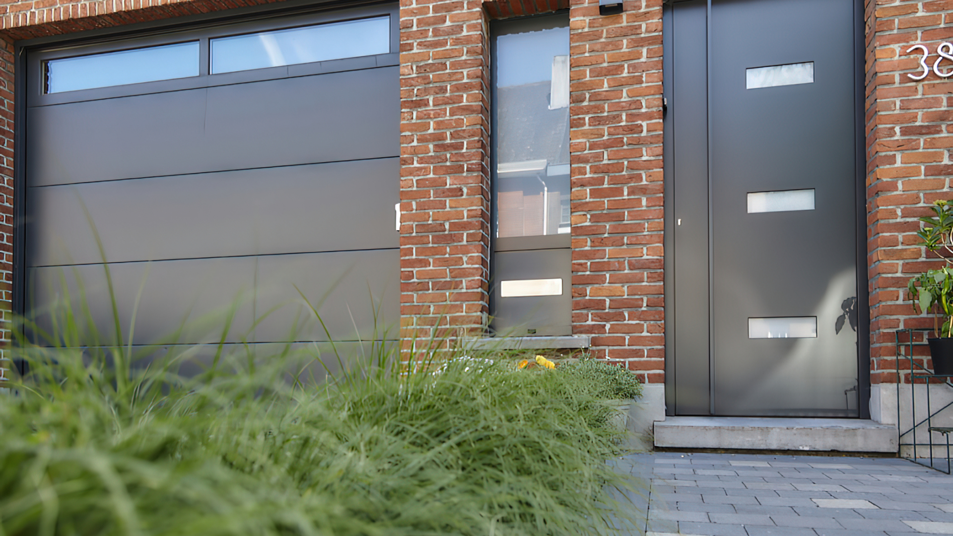 Stadswoning met aluminium voordeur en garagepoort