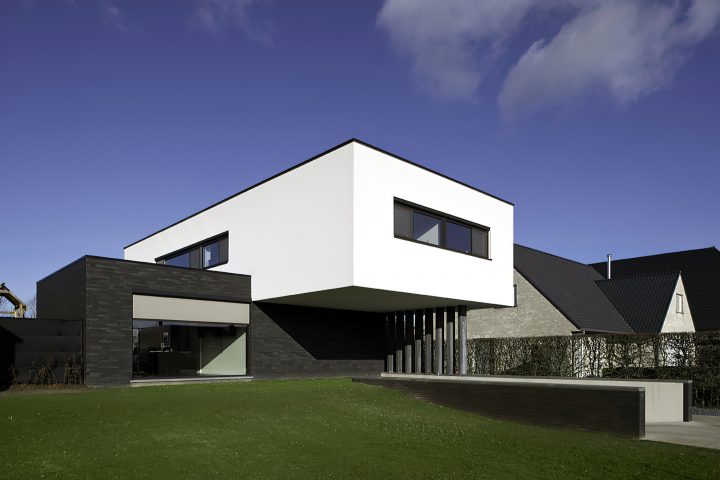 Moderne villa met grote ramen en doekzonwering